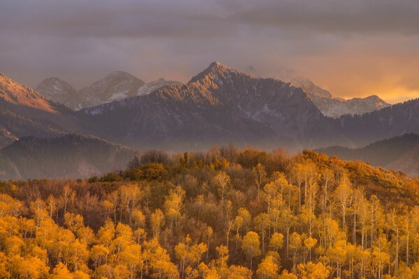 Paesaggio di montagna al tramonto del giorno