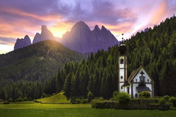 Dolomite Alpes sur le fond de l église de Santa Maddalena