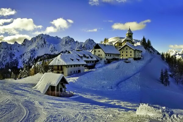 Église sur la montagne, les arbres dans la neige