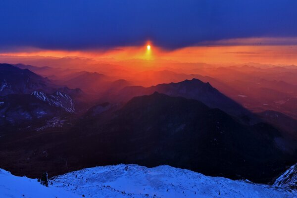 Puesta de sol naranja en la cima de la montaña