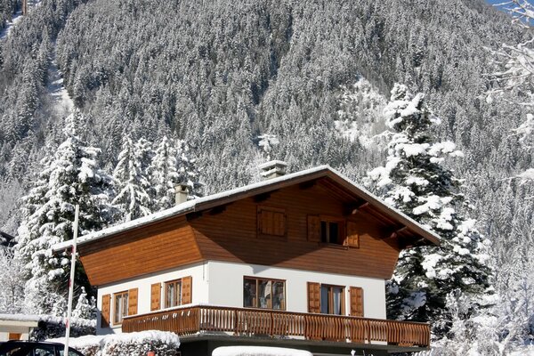 Casa en el fondo de la naturaleza de invierno