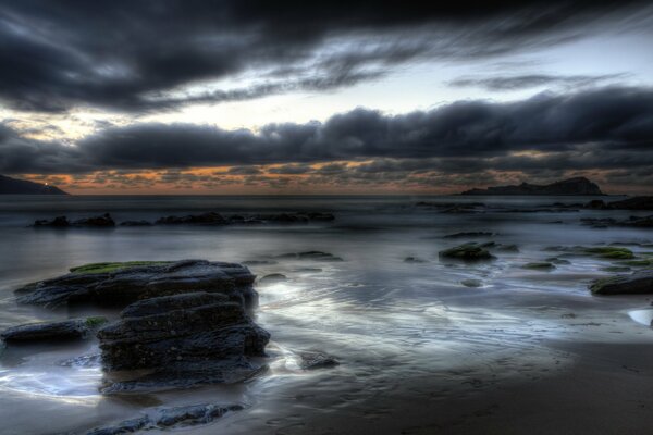 Paesaggio notturno. Mare, rocce