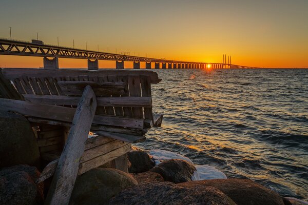 Sonnenuntergang an der Brücke in Schweden