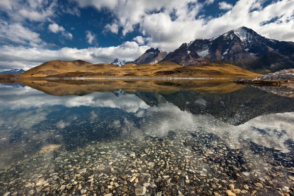 El reflejo en el agua de las piedras en el fondo del lago