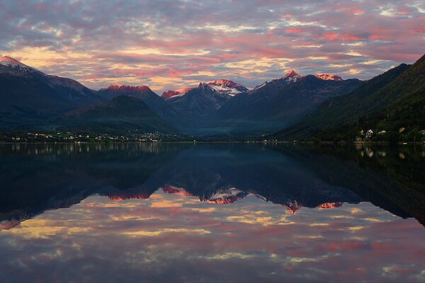 El hermoso cielo se refleja en el lago