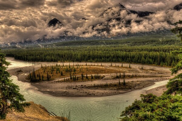 Langer Fluss und viele Wolken