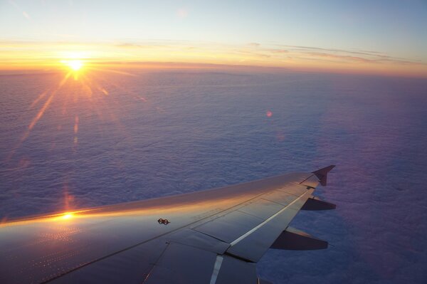Widok z samolotu solce i niebo