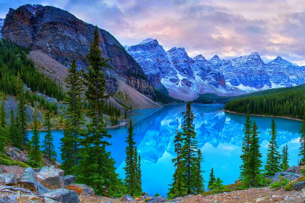 Lago nel Parco Nazionale di Banff, Canada