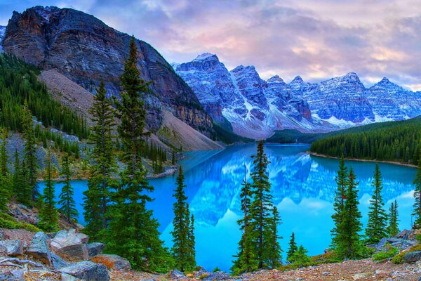 Jezioro w Parku Narodowym Banff w Kanadzie
