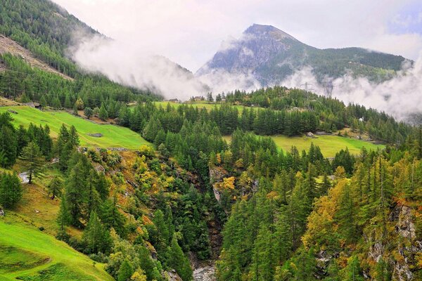 Paesaggio di montagna. Nuvole, fumo