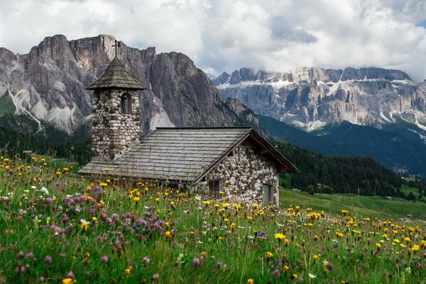 Kościół w Alpach u podnóża gór