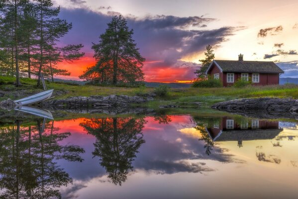 Puesta de sol en un lago en Noruega