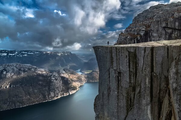 Rock-Kanzel in Norwegen in den Wolken