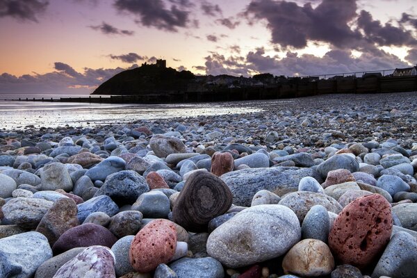 Каменистый берег моря на закате