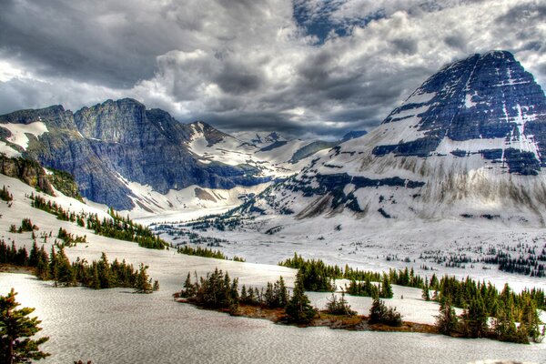 Montagnes enneigées d hiver au Canada