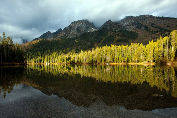 Горный пейзаж с отражением в озере