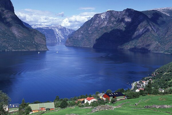 Noruega montañas playa casas árboles