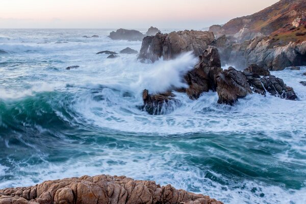 Le onde colpiscono le rocce. Paesaggio marino della California