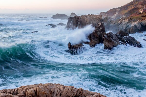 Волны бьют о скалы. Морской пейзаж Калифорнии