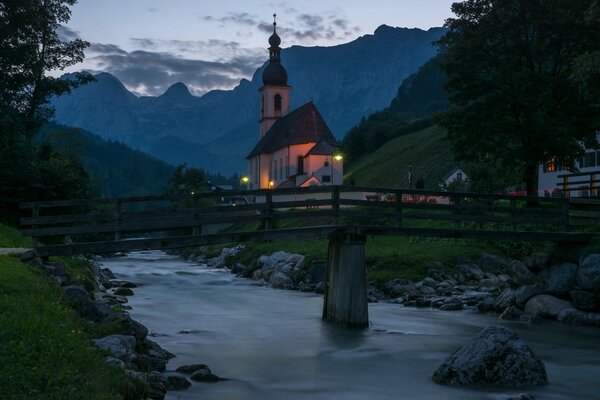 Puente sobre el río cerca de la iglesia de San Sebastián en Alemania