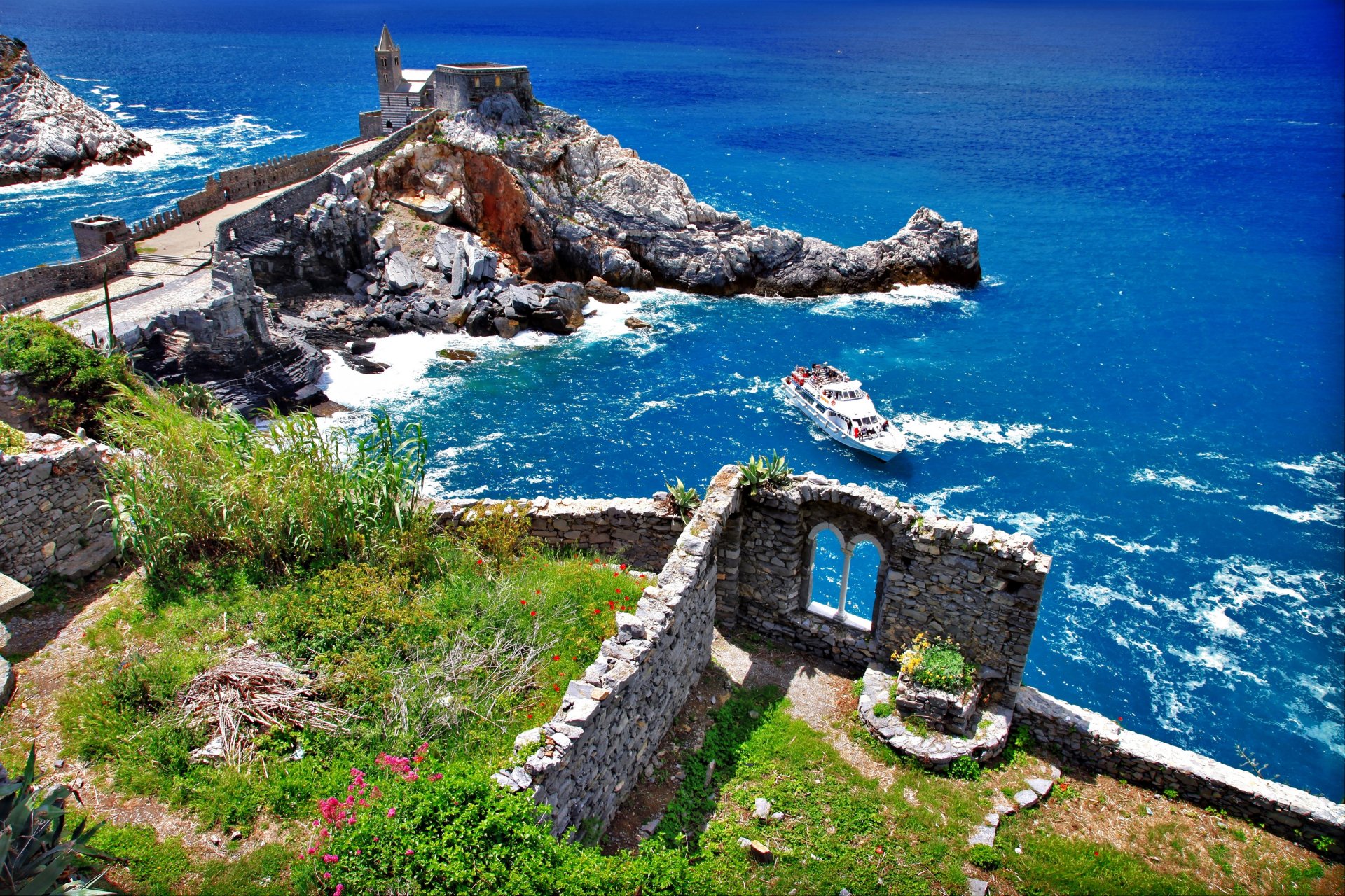 portovenere cinque terre włochy san pietro iglesia cinque terre kościół niebo morze łódź ruiny przylądek kwiaty