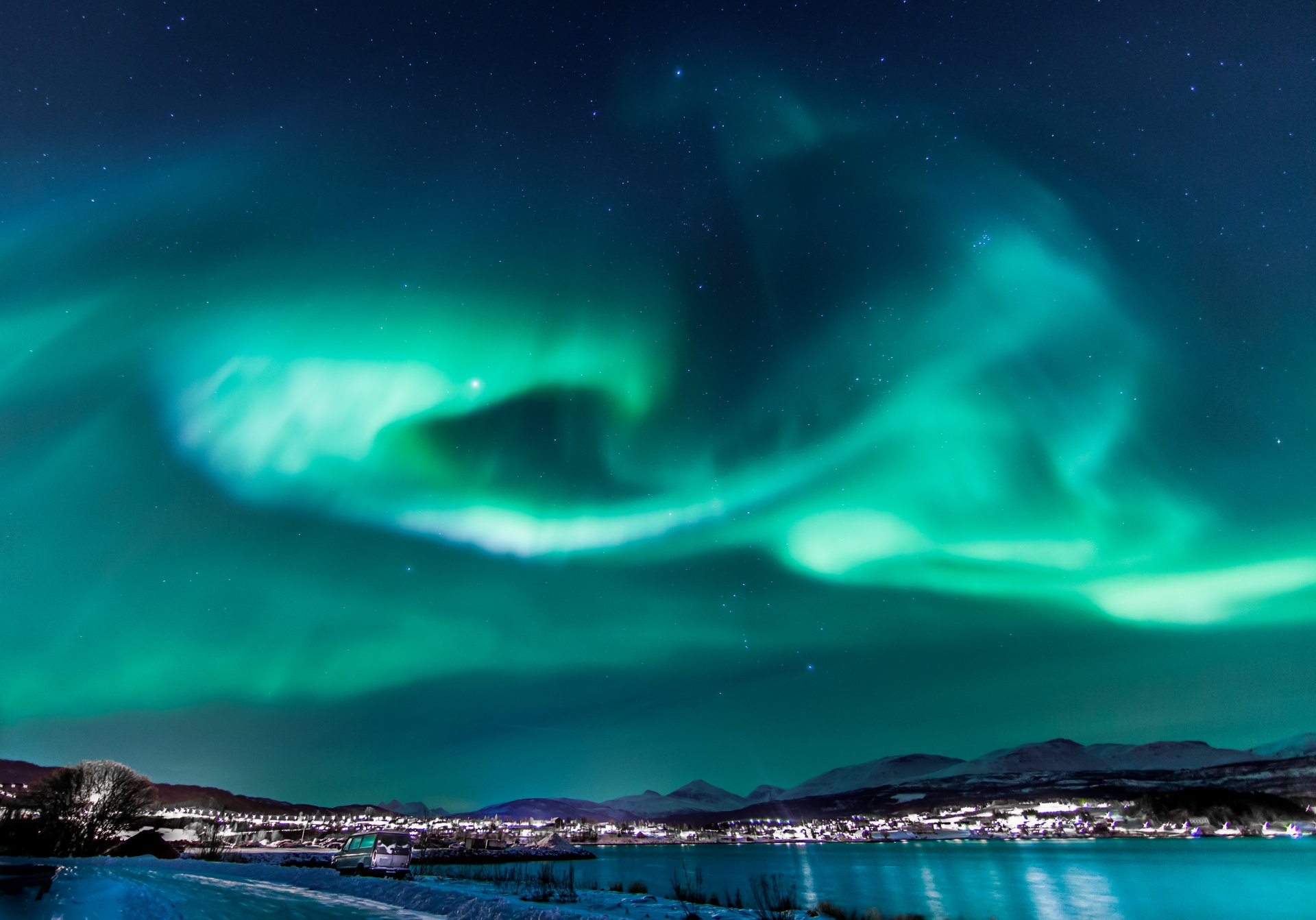 norwegia zorza polarna noc niebo światło gwiazdy miasto