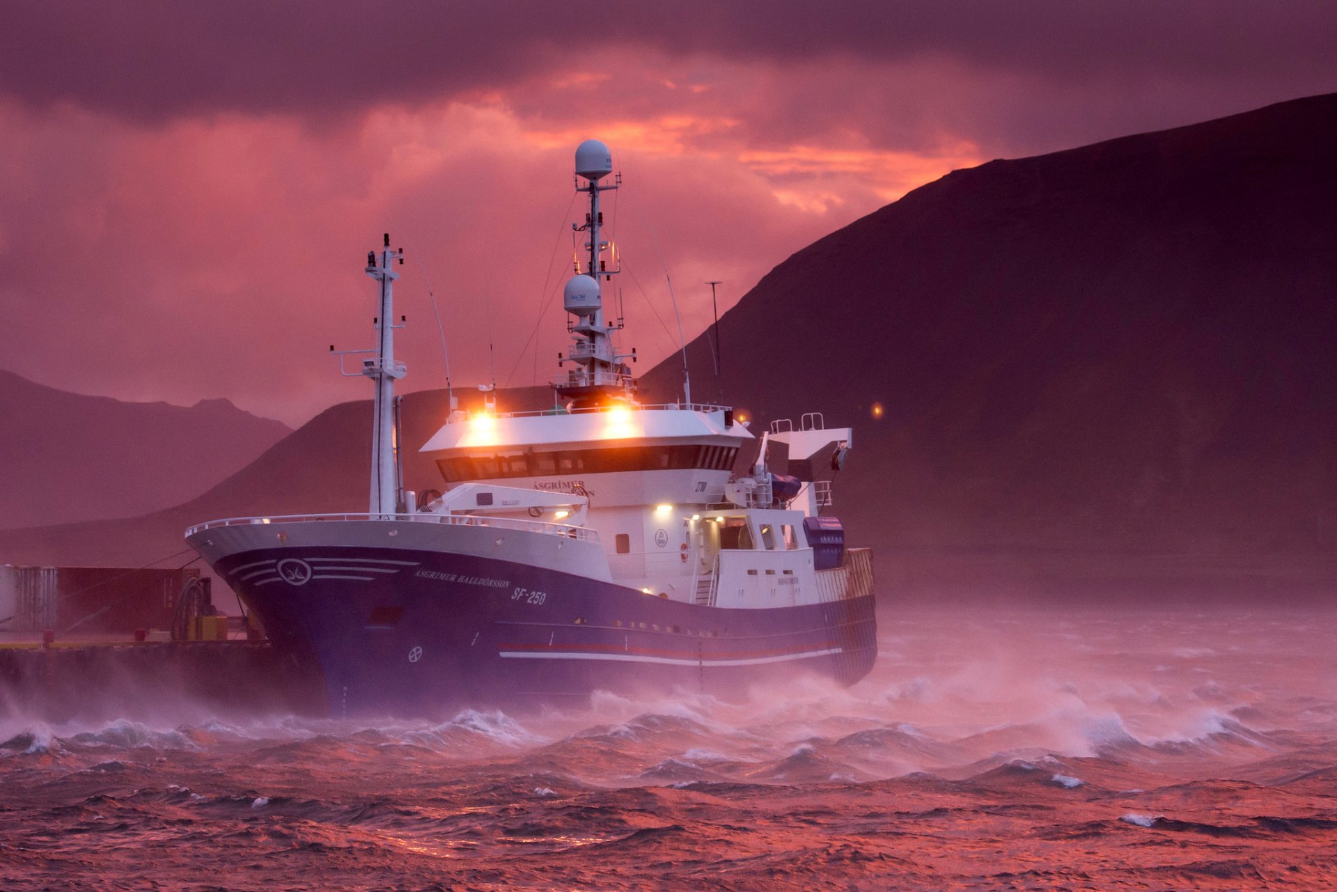 schiff sturm berge dämmerung