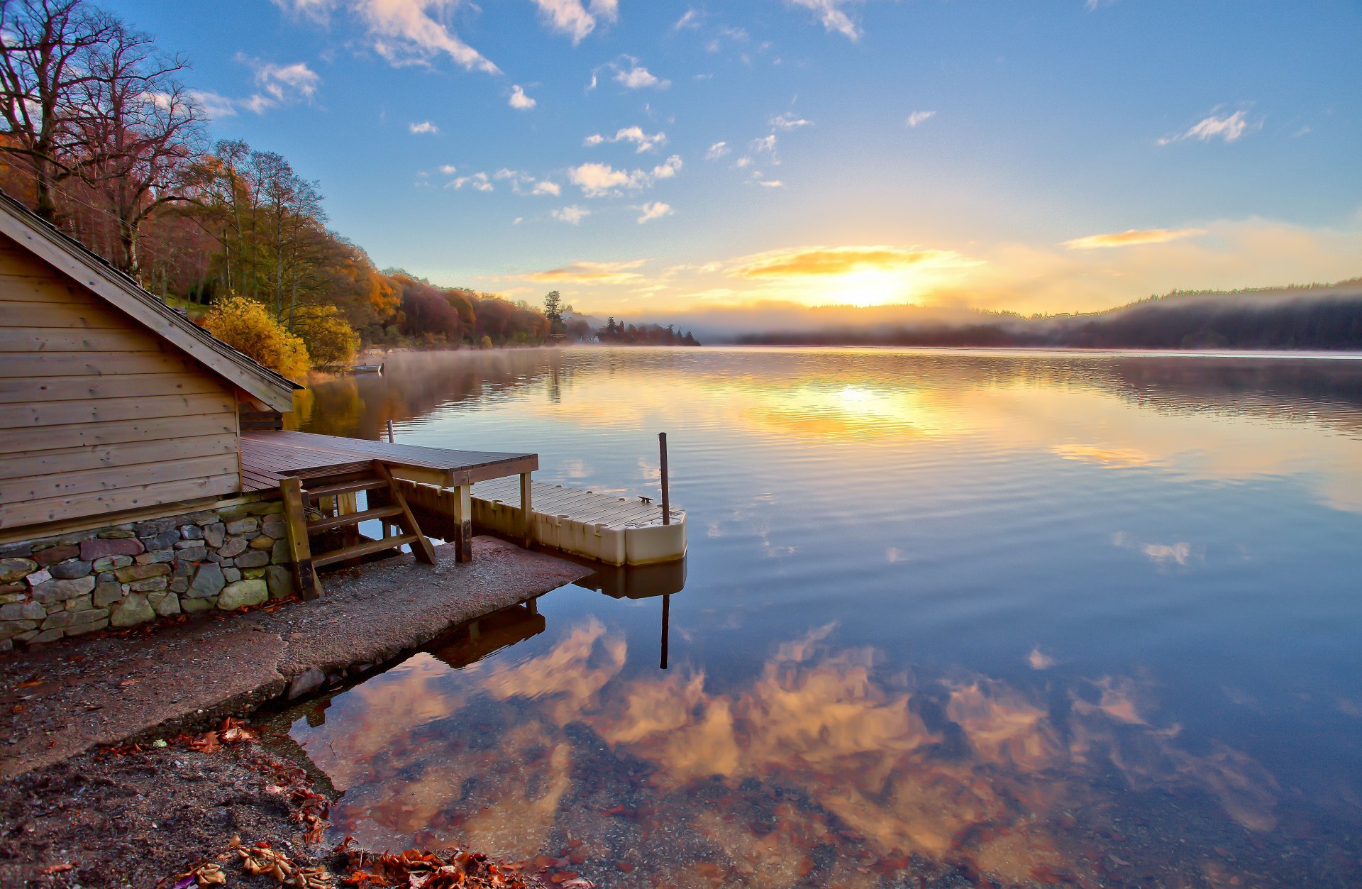 lago riva lodge molo alberi tramonto riflessione