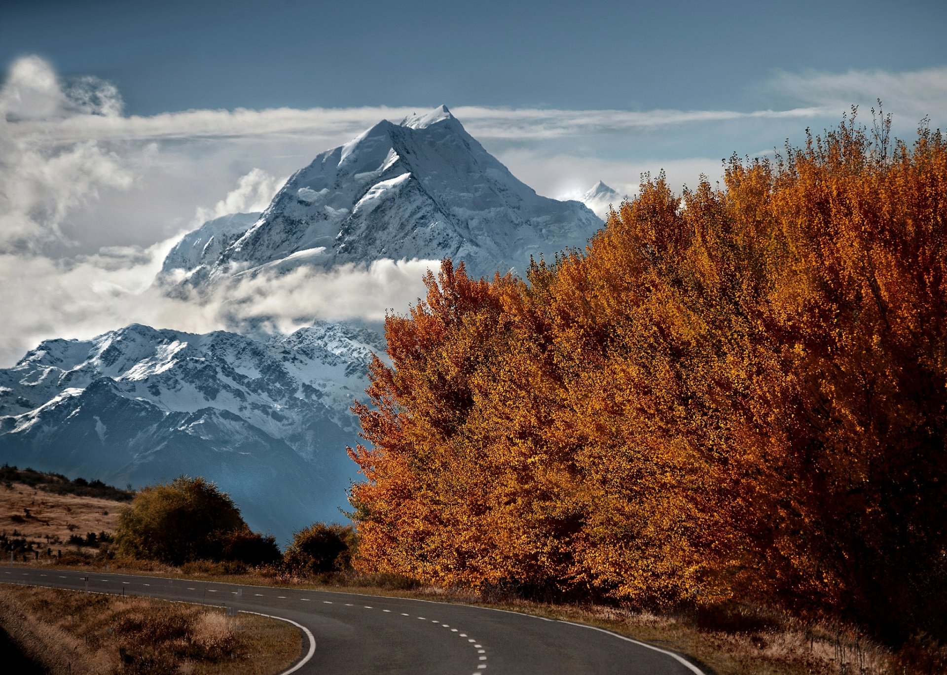 berge gipfel schnee straße bäume herbst