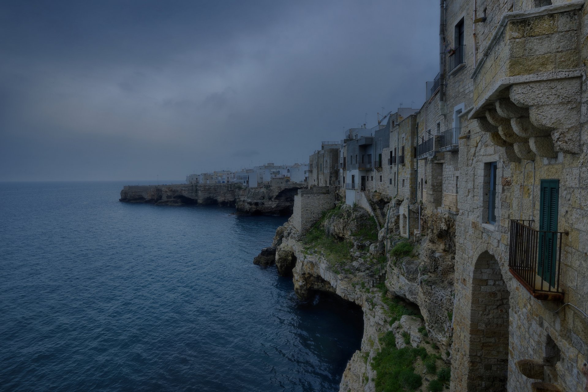 italia puglia mar rocas casas nubes