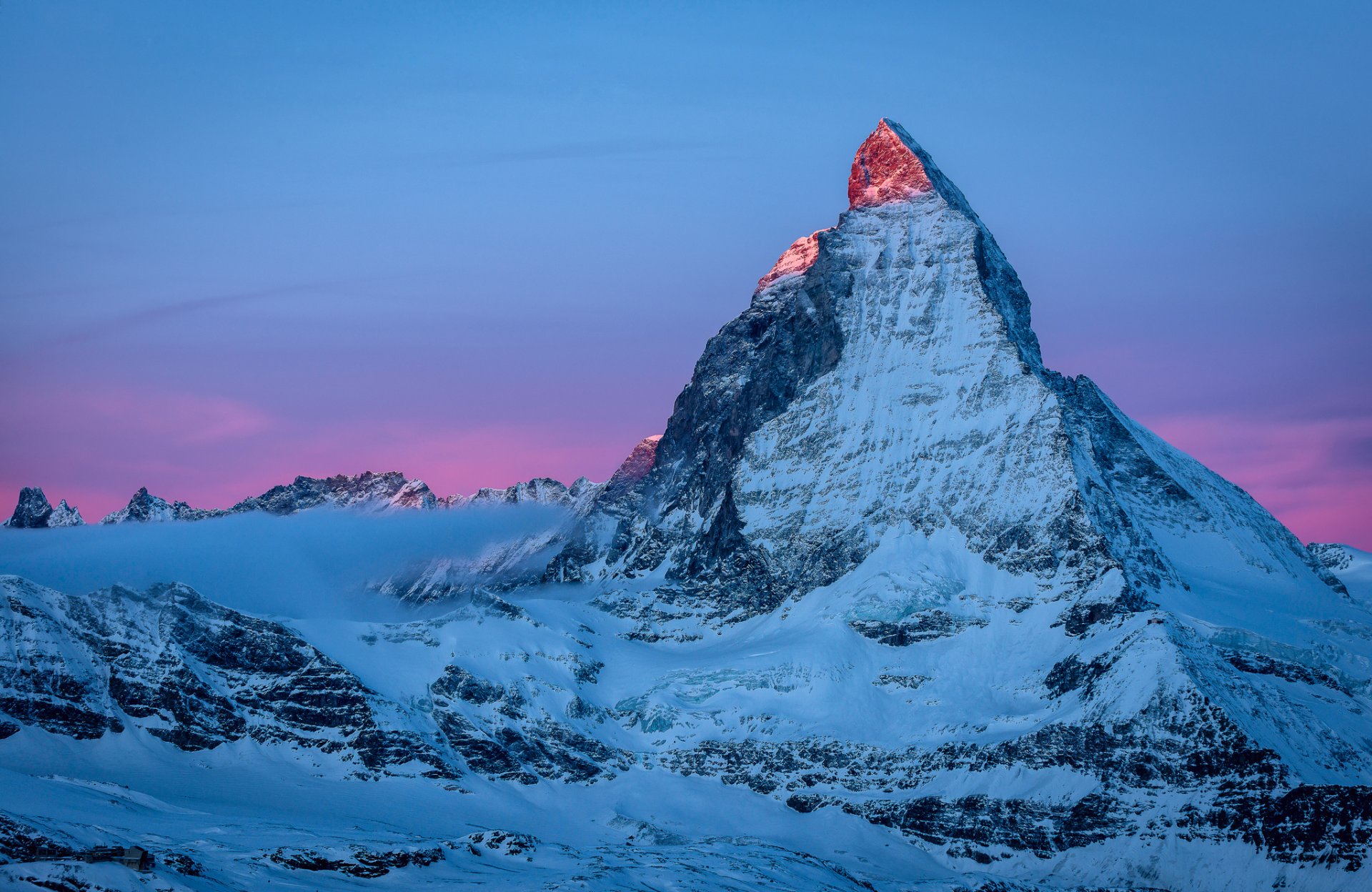 góry alpy góra matterhorn poranek pierwsze promienie śnieg zimno światło niebo