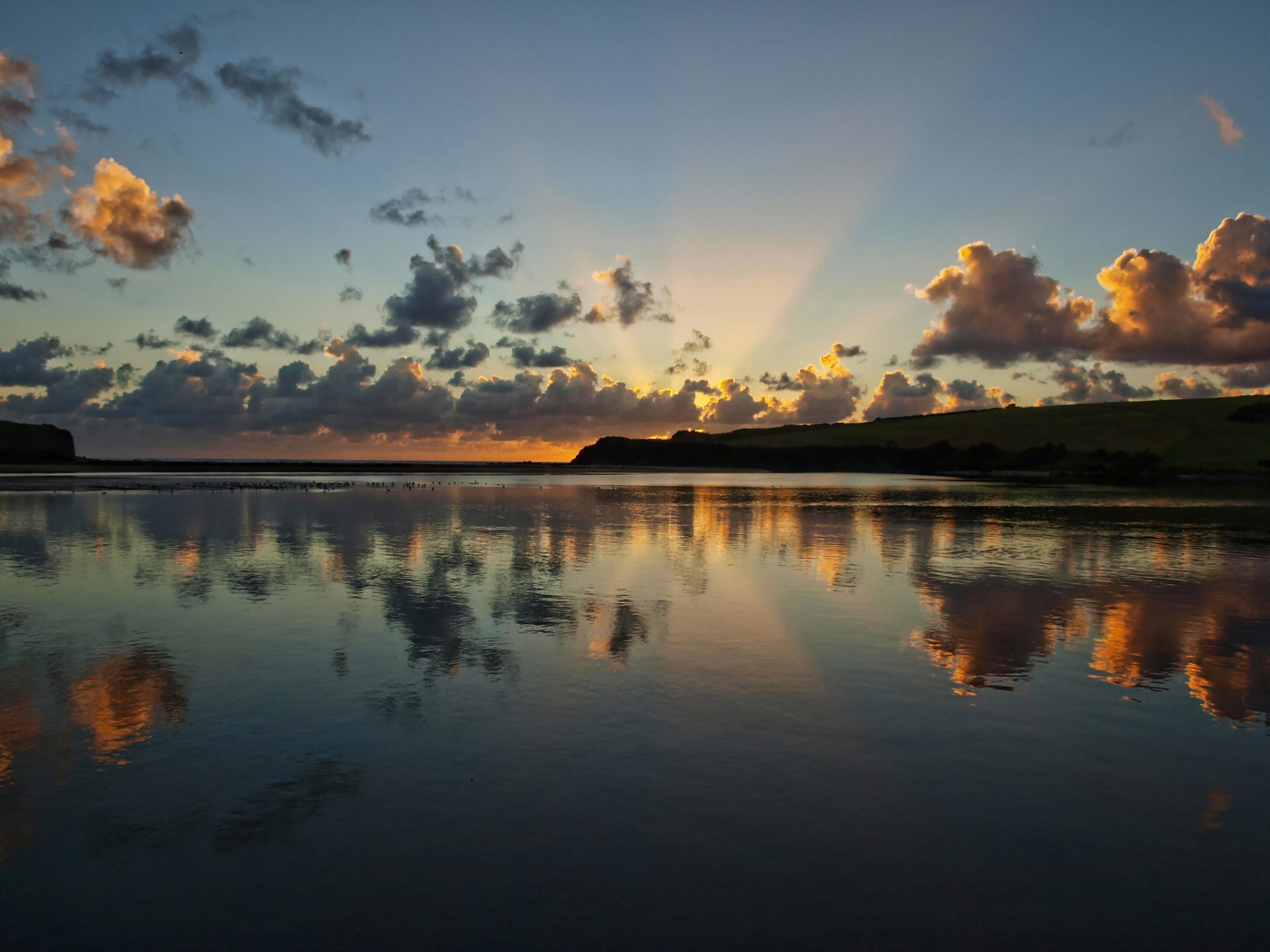 río amanecer reflexión nubes ☁