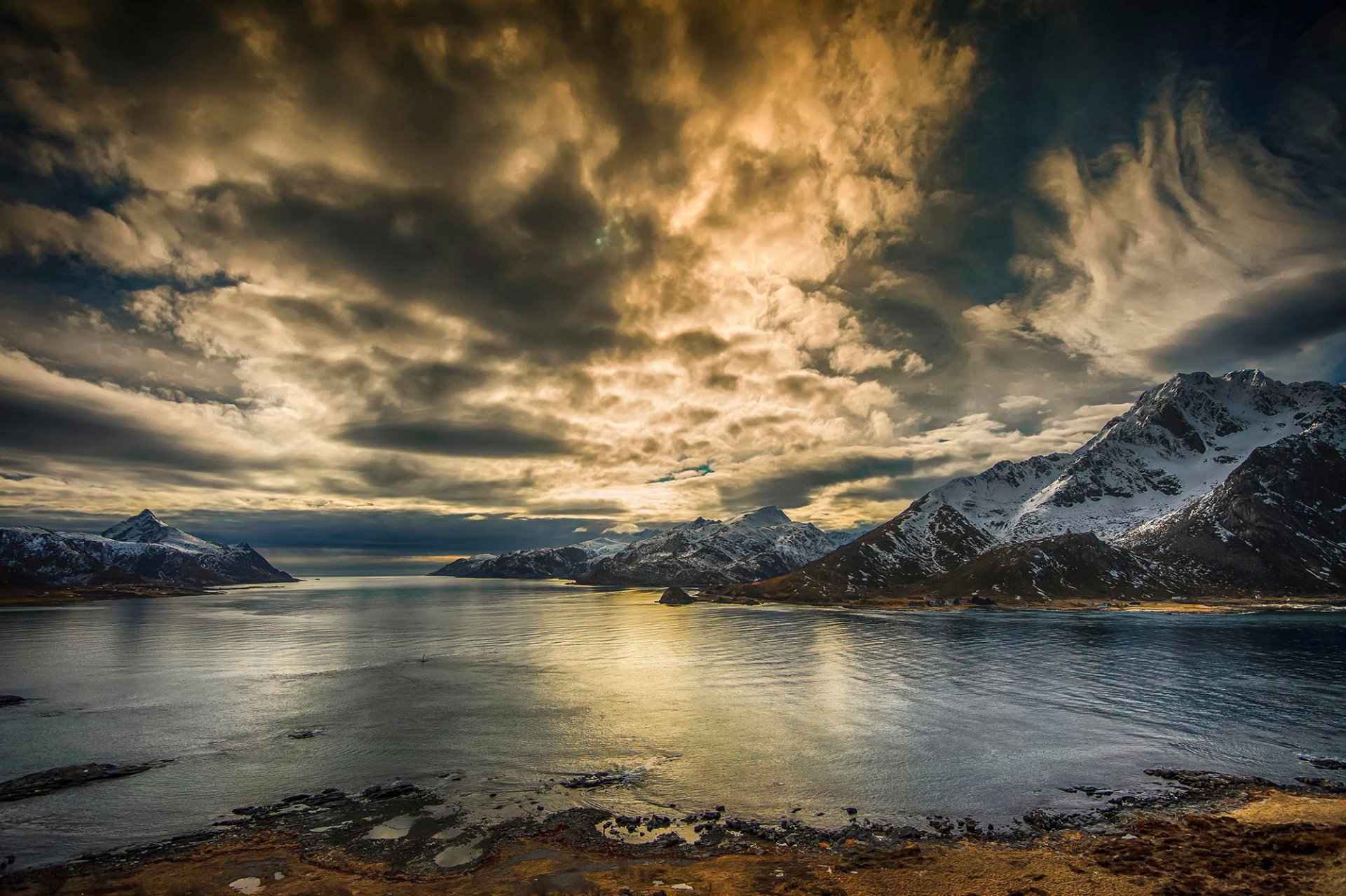 îles lofoten norvège montagnes