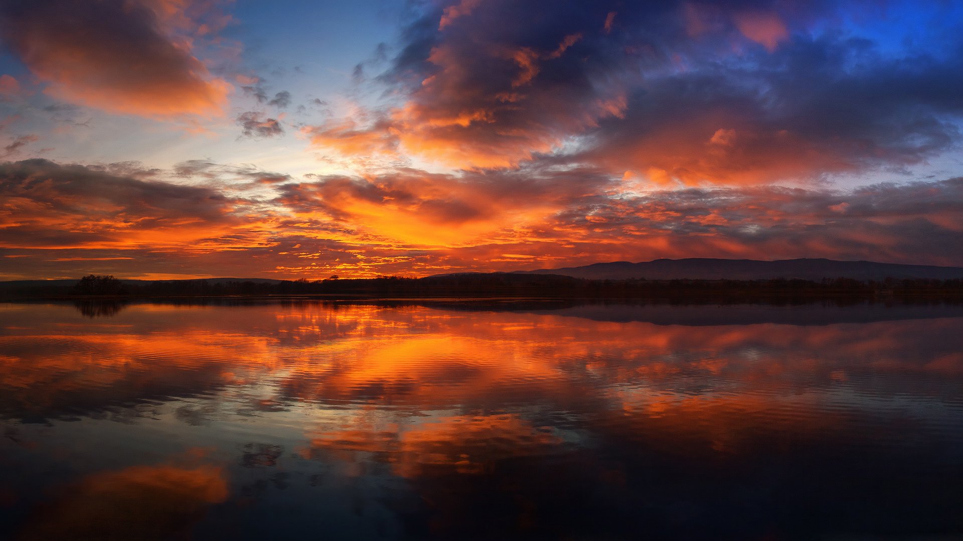 rivière forêt montagnes ciel nuages réflexion coucher de soleil