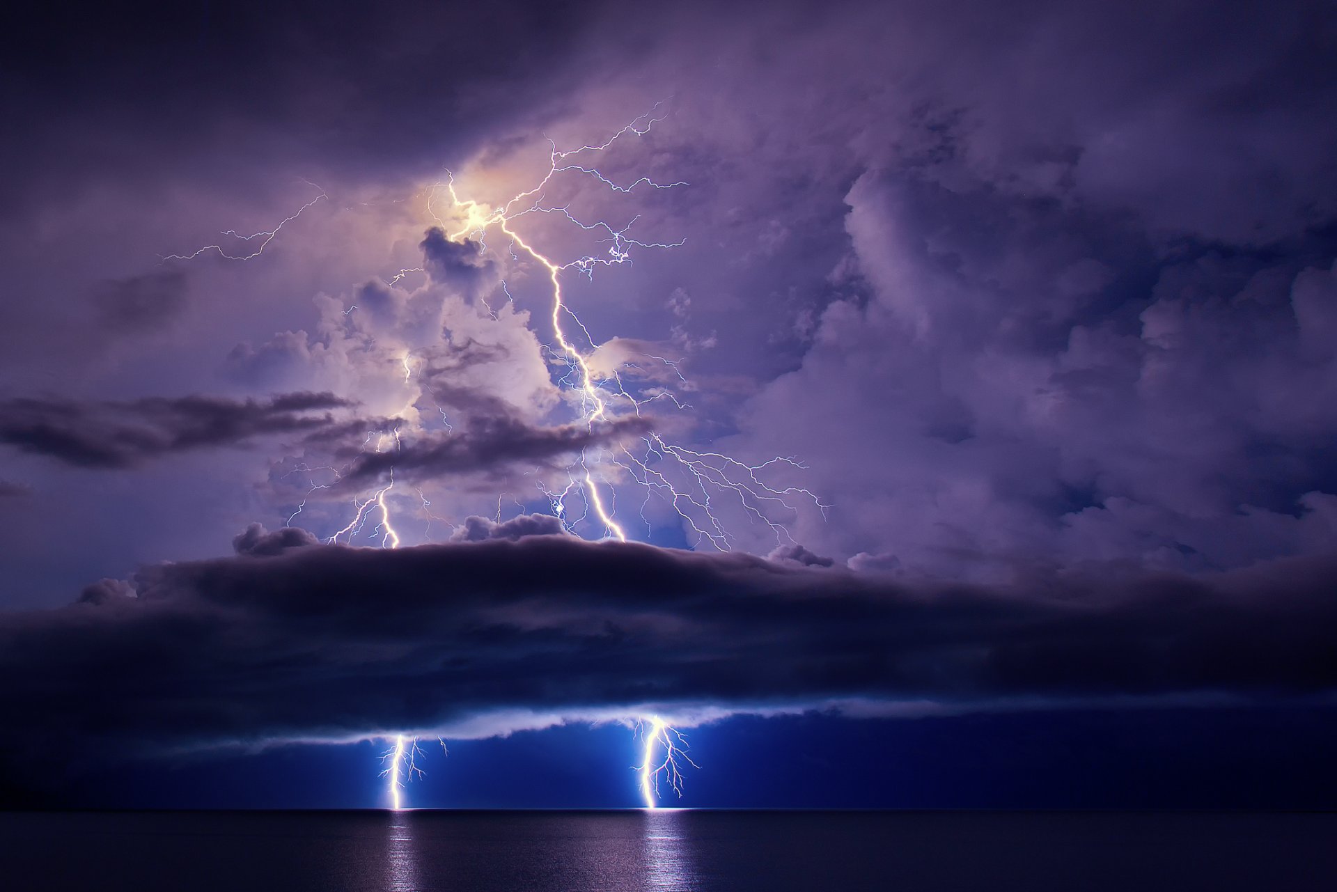 foudre ciel nuages mer océan nuit