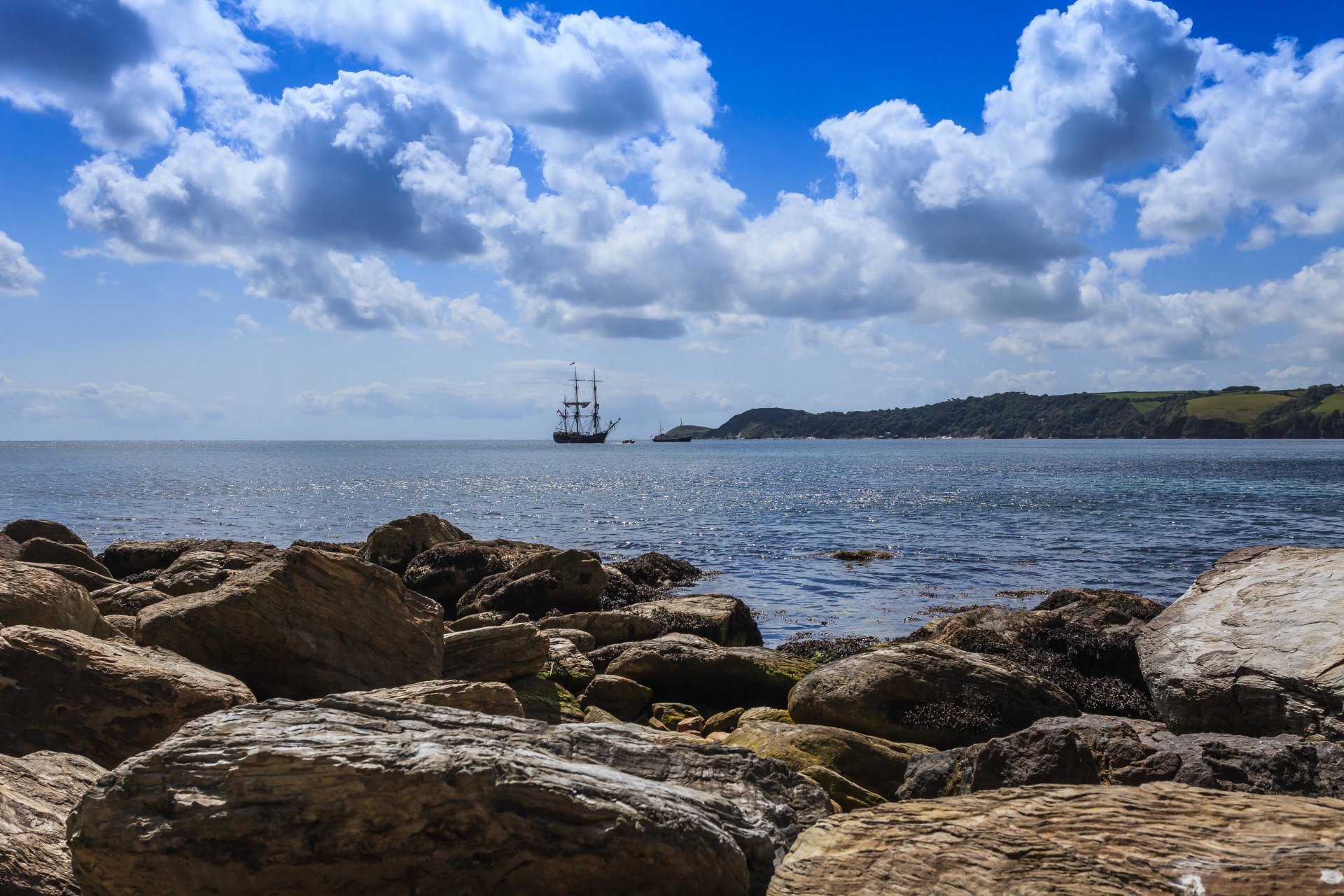 mer côte pierres navire voilier ciel nuages