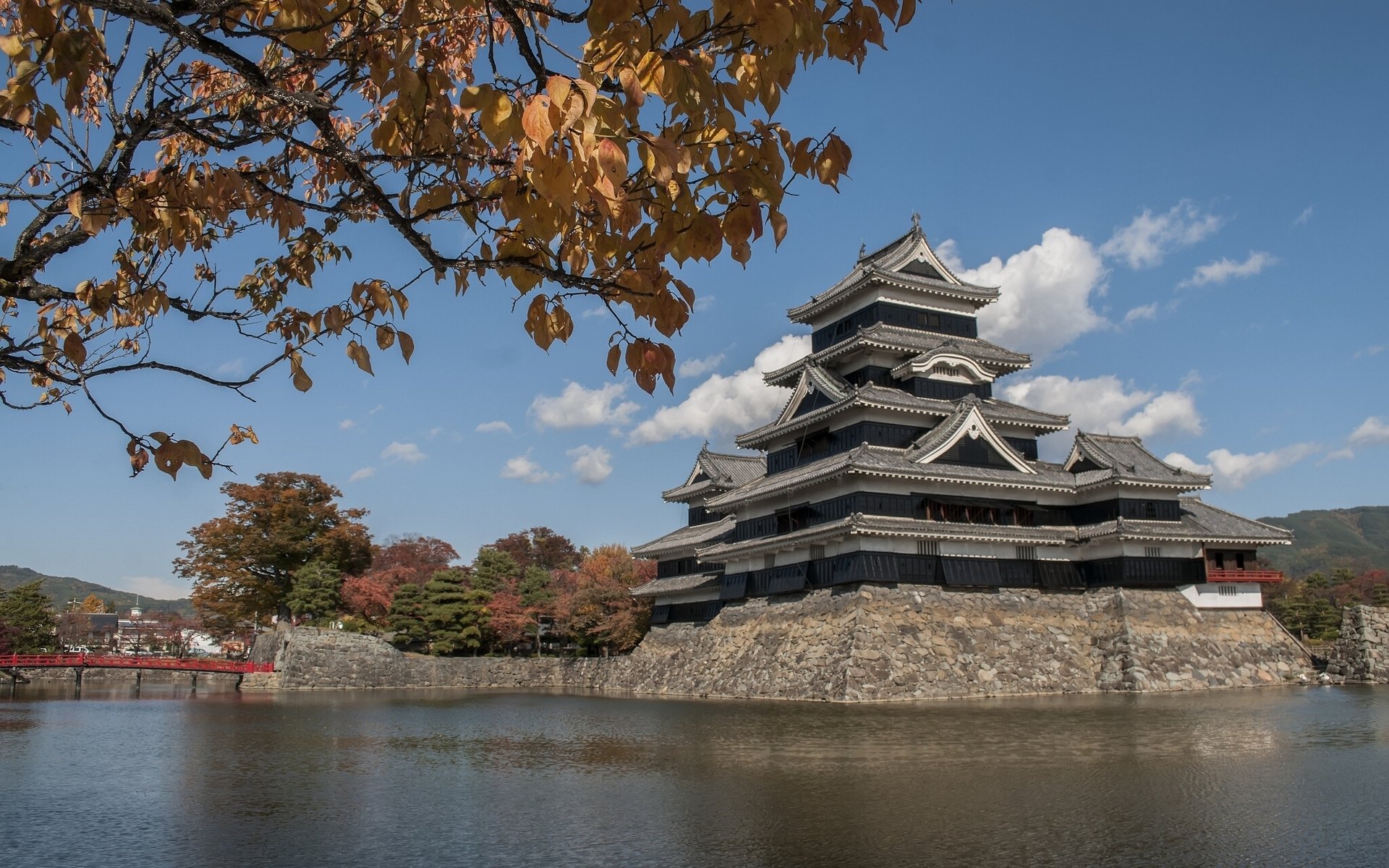 castello di matsumoto karasu-jo matsumoto giappone rami foglie acqua