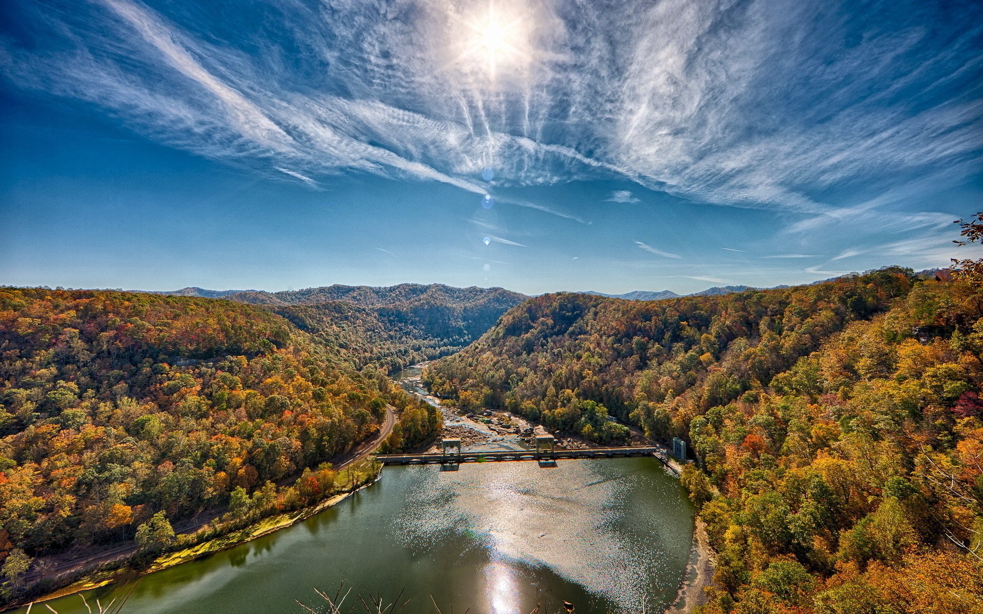 foresta montagne fiume diga