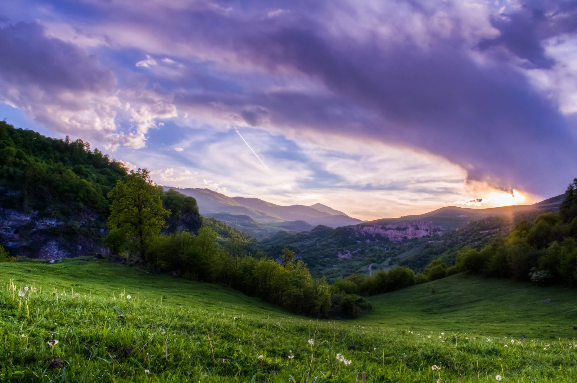 montagnes arbres herbe verdure pente ciel nuages coucher de soleil paysage