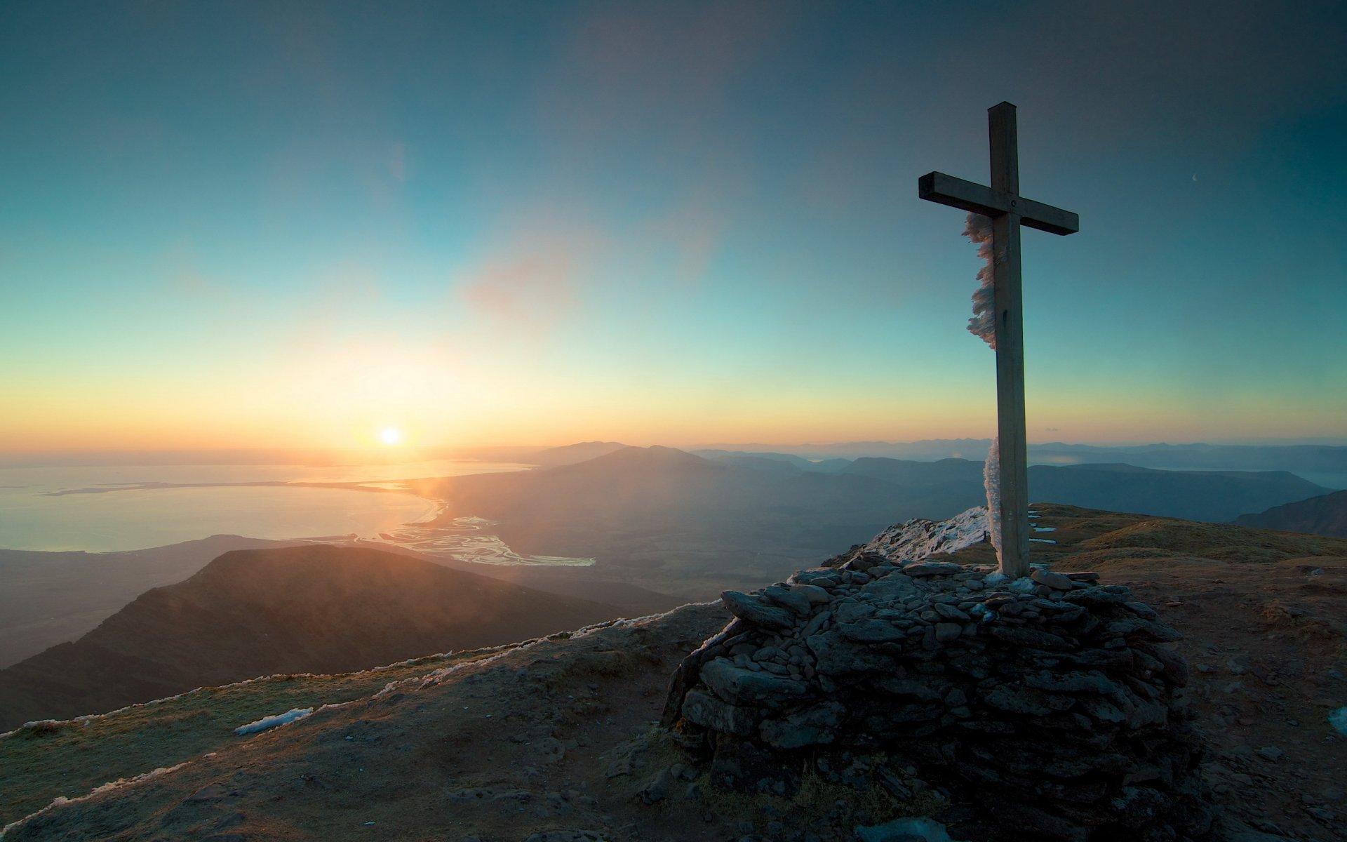 mattina montagne croce paesaggio