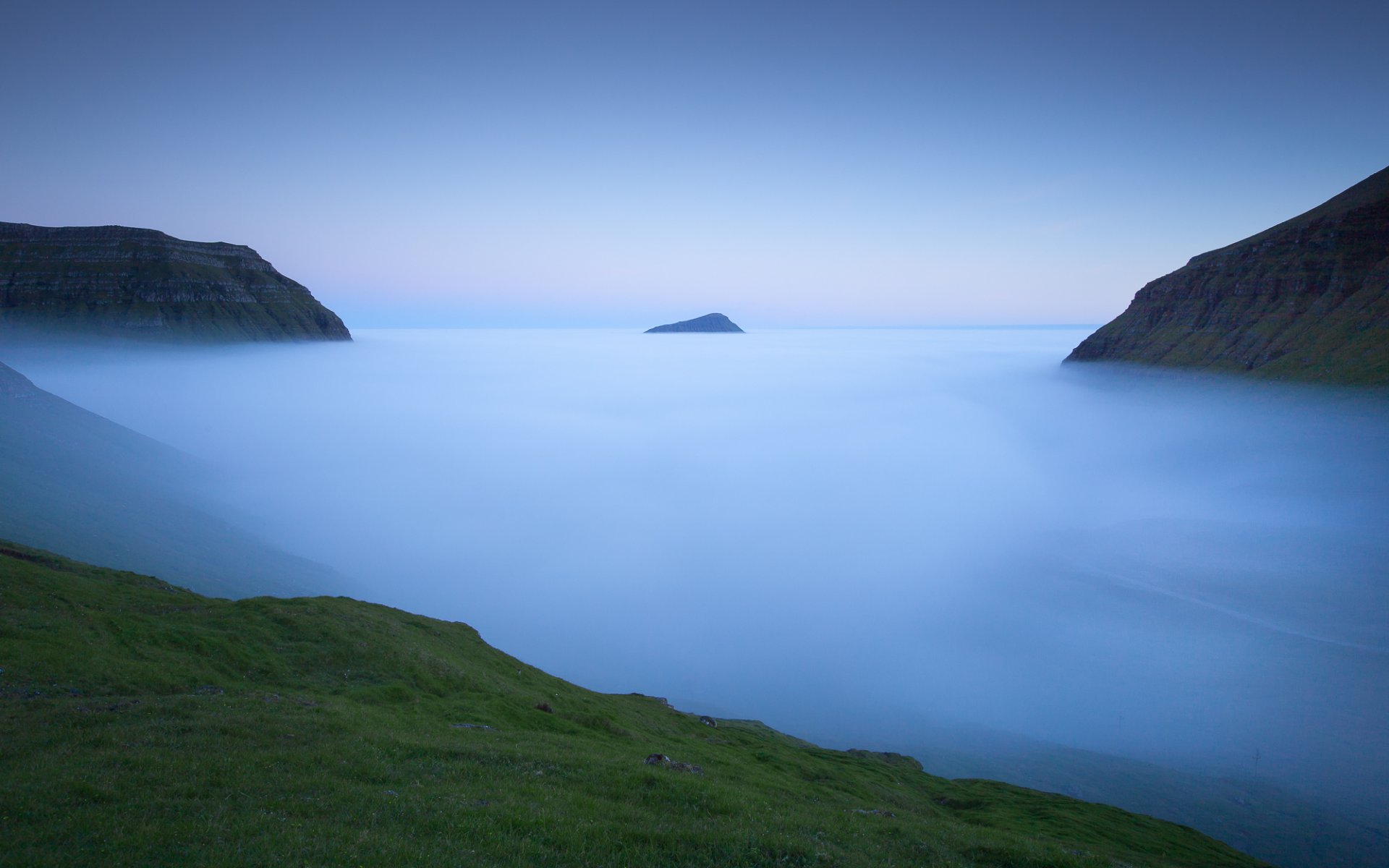 îles féroé féroé montagnes colline côte côte océan brouillard brume bleu ciel nature