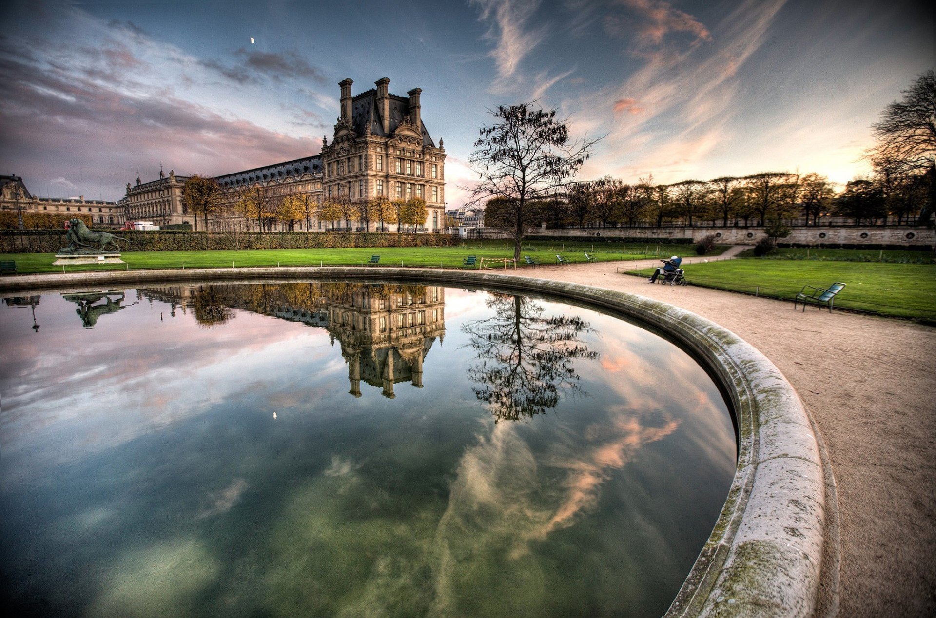 paris louvre paris louvre réflexion eau bancs gens paysage