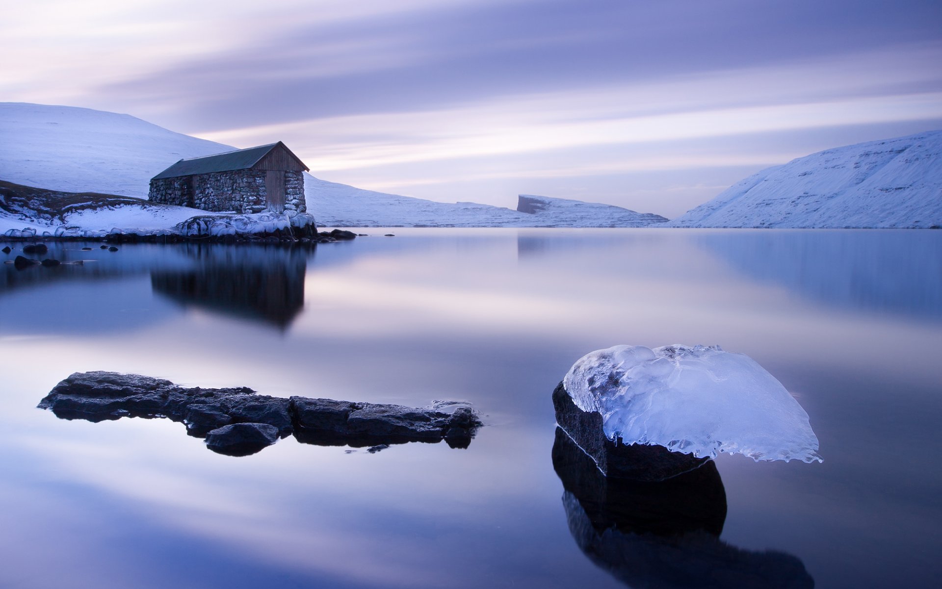 färöer färöer haus see wasser oberfläche schnee eis eisschollen flieder himmel