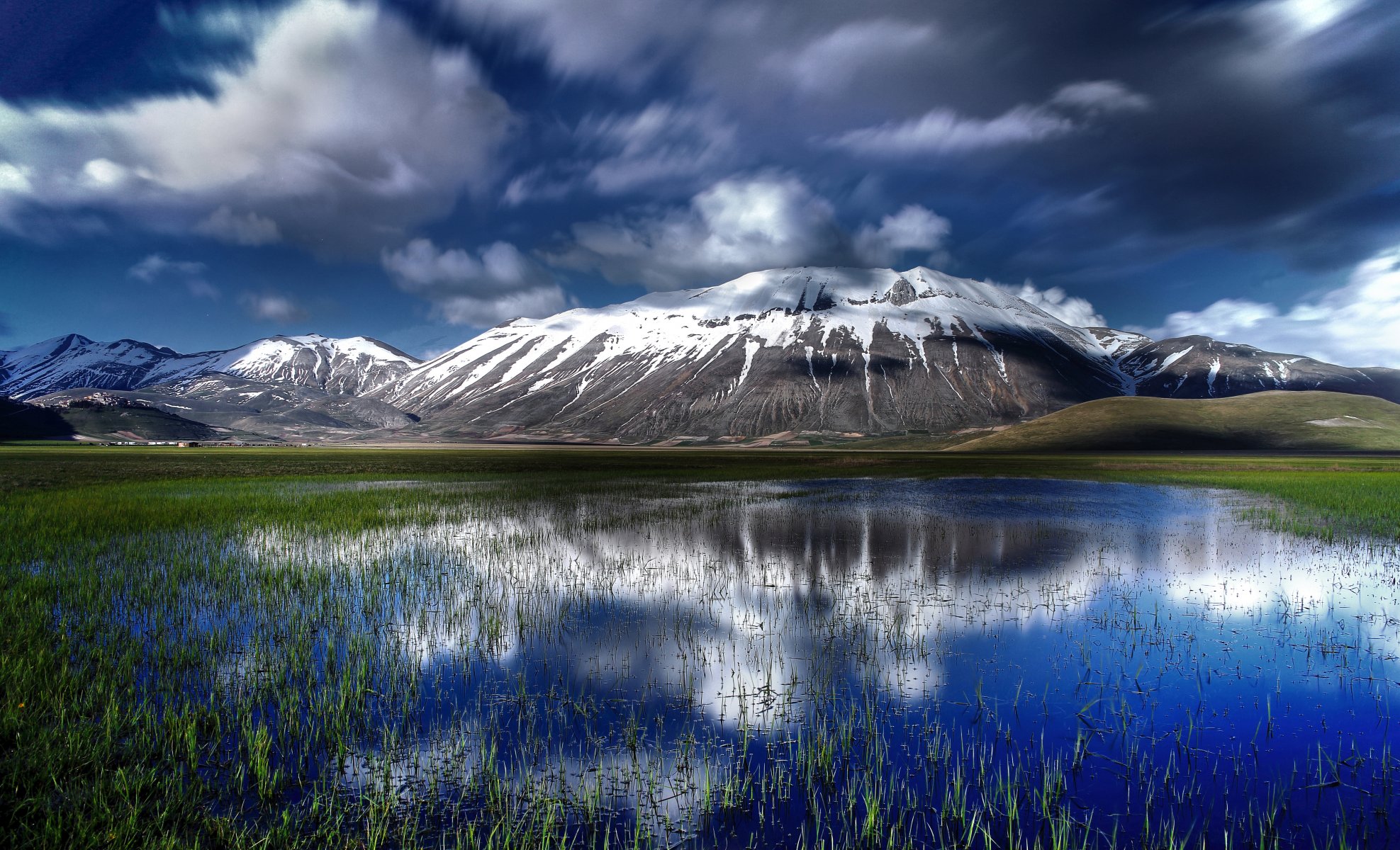 italie parc national de sibillini montagnes plan d eau herbe nuages paysage