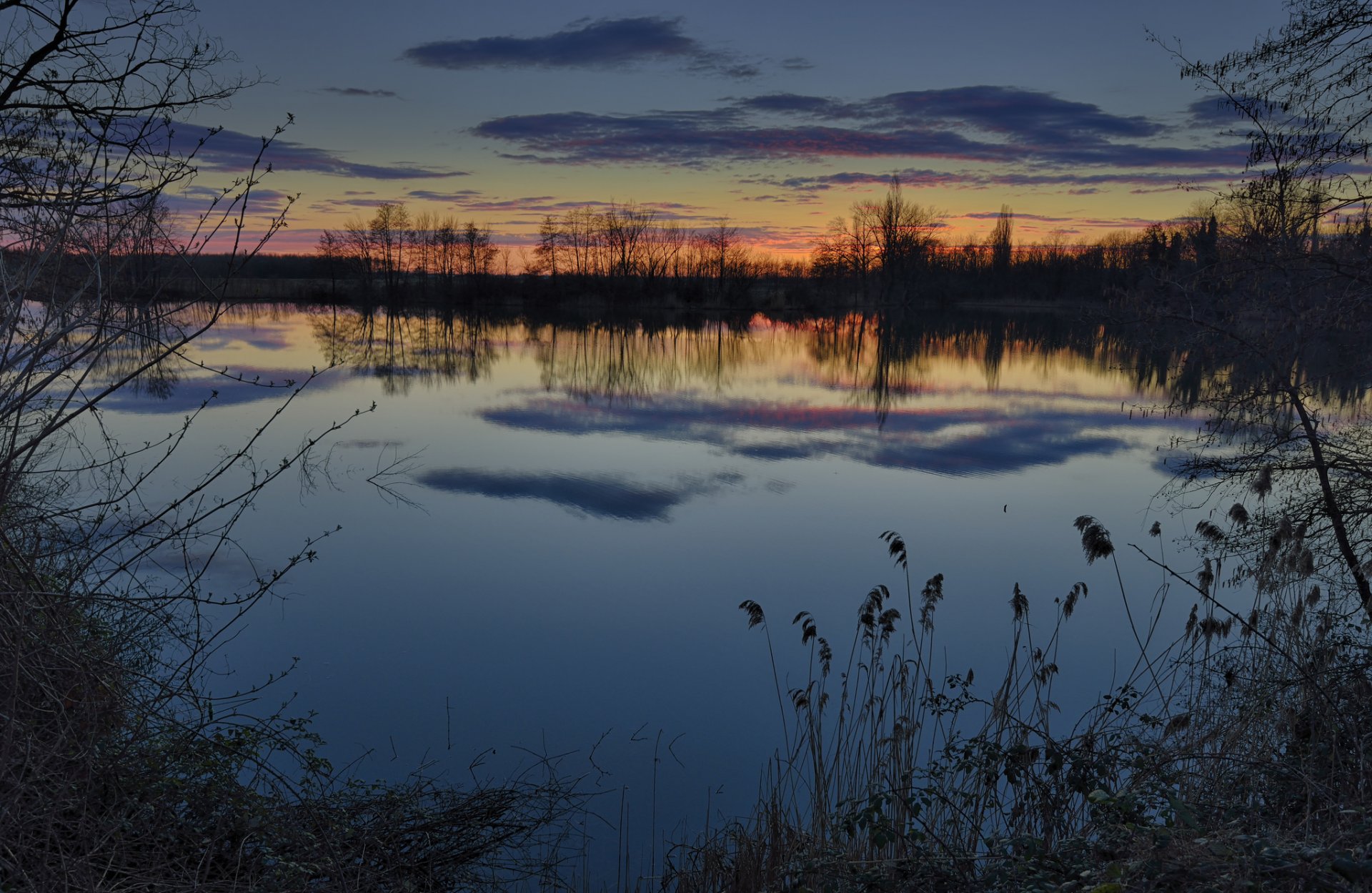 soir hiver coucher de soleil rivière eau côte herbe arbres ciel nuages réflexion