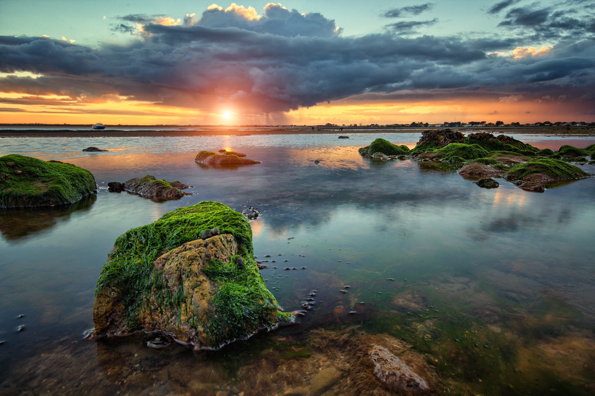 baie pierres algues nuages pluie coucher de soleil