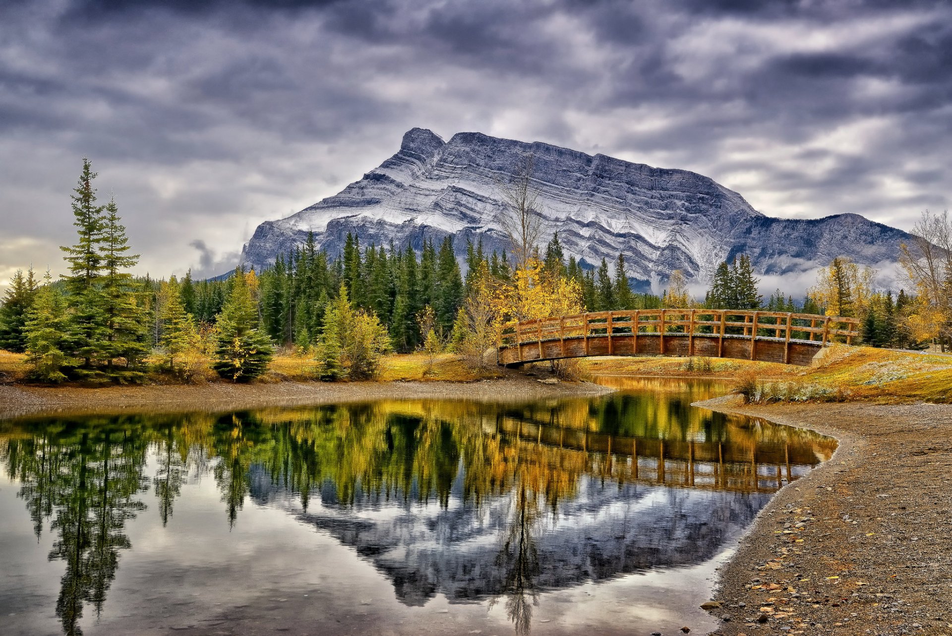 cascada de estanques parque nacional banff alberta canadá banff estanque puente montañas otoño reflexión árboles