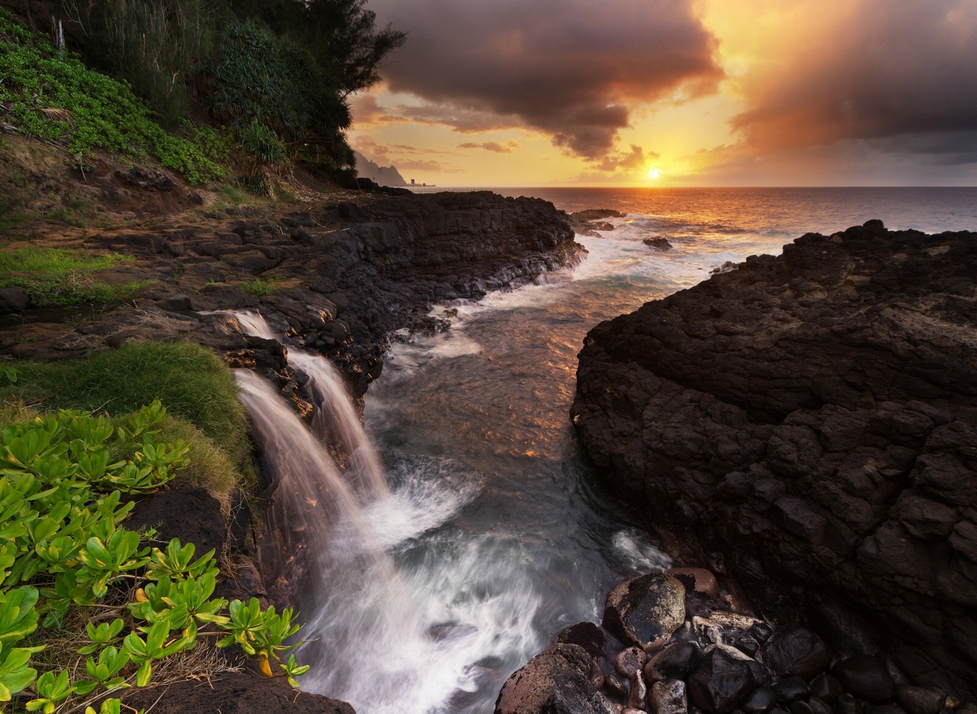 mer côte rochers coucher de soleil cascade