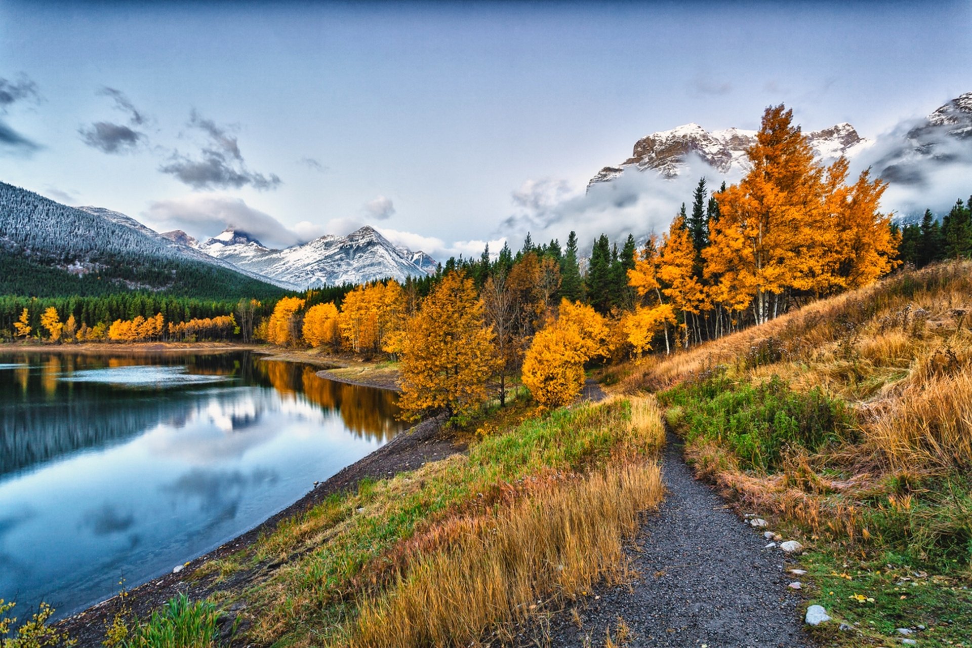 natura montagne cielo nuvole neve fiume acqua foresta parco alberi foglie colorato strada autunno caduta colori passeggiata