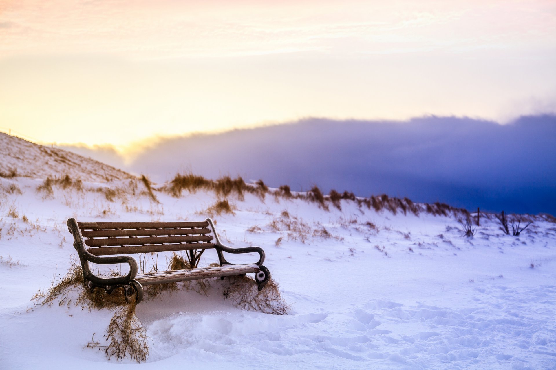 islande hiver neige traces ciel nuages banc banc nature